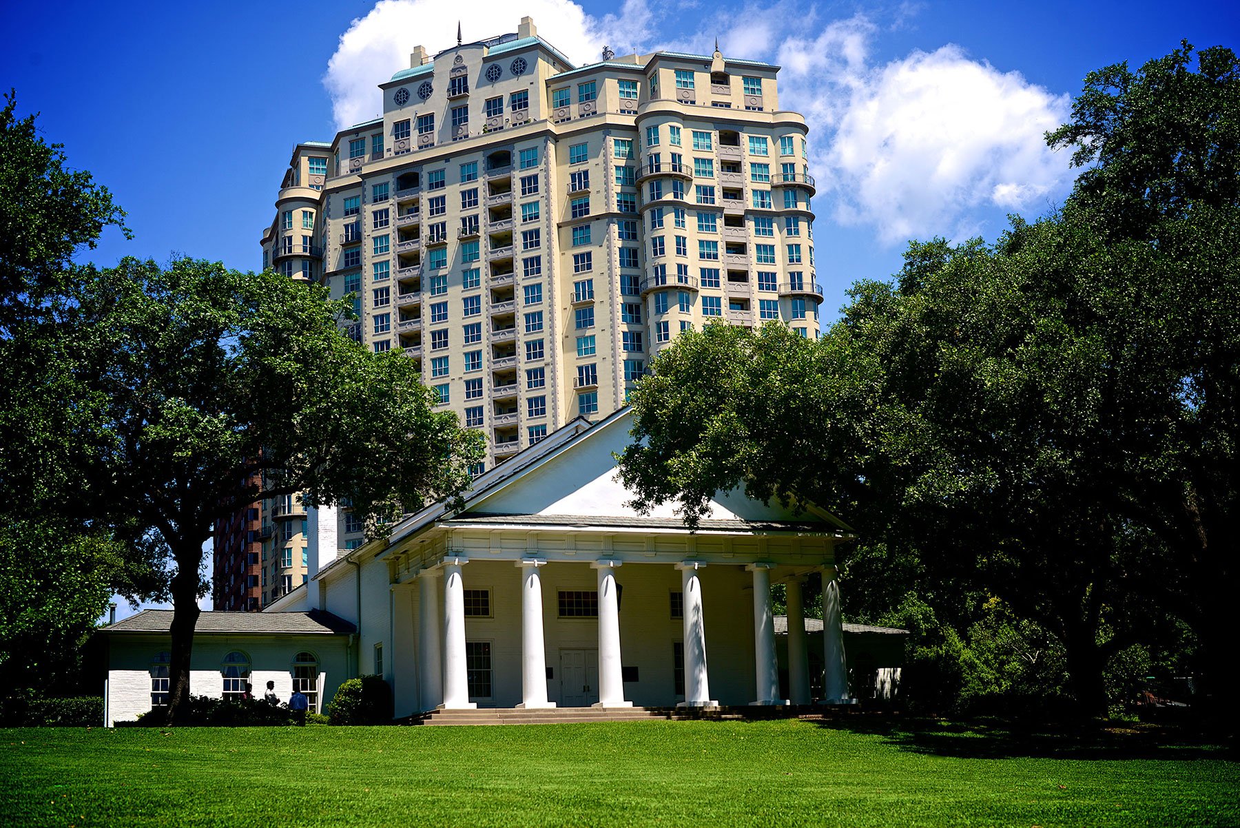 Guide to Oak Lawn Places to Live, Things to Do and Restaurants in Oak